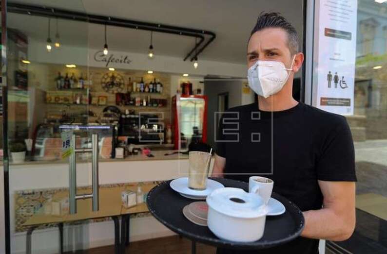 En la imagen, el propietario de la cafetería Cafecito de Las Palmas de Gran Canaria / EFE Elvira Urquijo A.